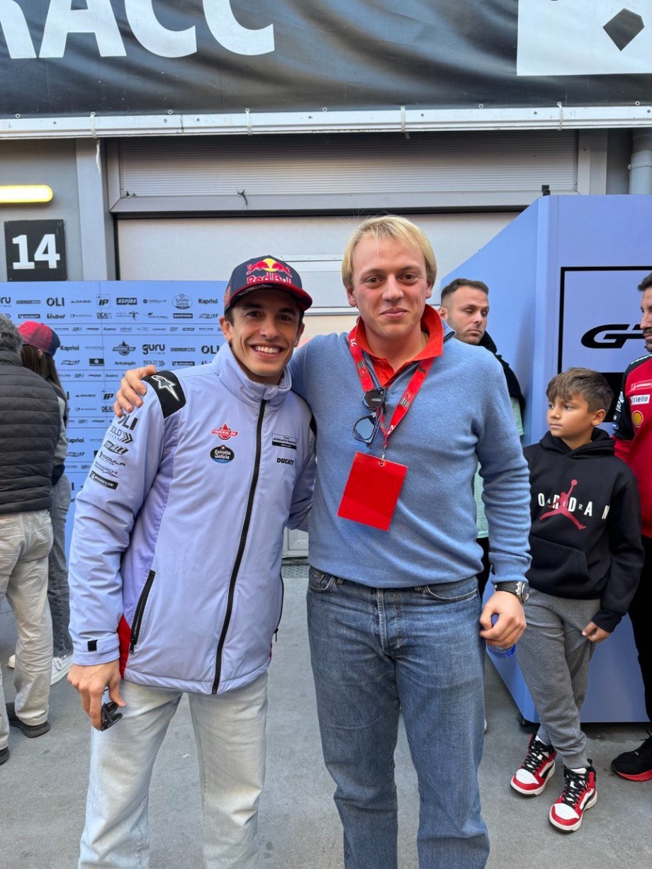 Gherardo Scarabel insieme a Marc Márquez del Team Gresini